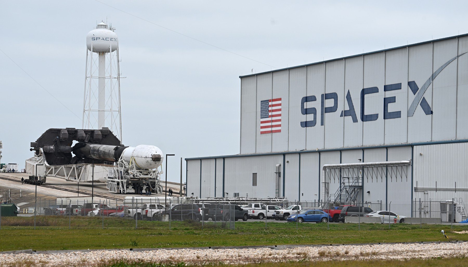 Elon Musk analizează posibilitatea unei fuziuni spectaculoase între companiile sale de tehnologie și spațiu, deschizând un capitol neașteptat în strategia sa de consolidare a imperiului antreprenorial