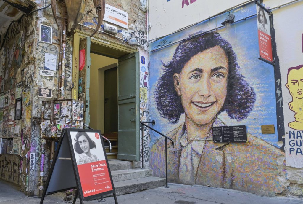 Eva Schloss, supraviețuitoare a Holocaustului și sora vitregă a Annei Frank, a încetat din viață la vârsta de 96 de ani, la Londra