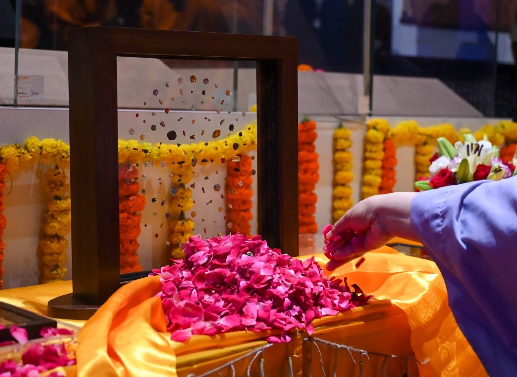 Pietrele prețioase de la Piprahwa, primele relicve ale lui Buddha expuse în India după un secol și jumătate Se întâmplă rar ca o istorie milenară să fie redată în glorie, însă sâmbătă, la New Delhi, această posibilitate s-a materializat pentru prima dată în peste o sută de ani