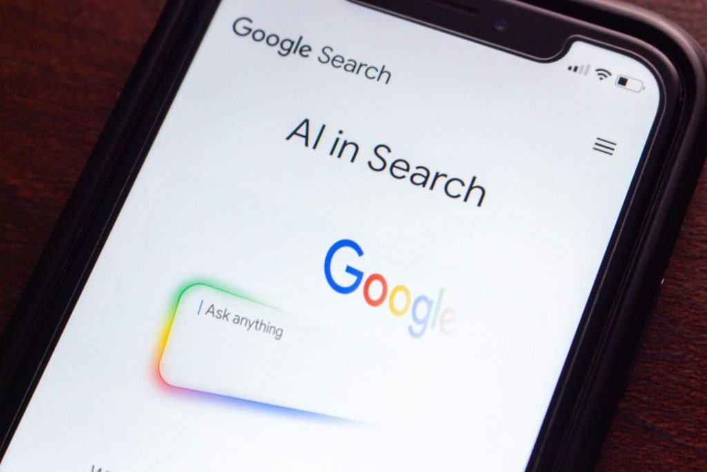 Google elimină rezumatele generate de inteligența artificială în domeniul sănătății, după controverse legate de acuratețea și siguranța informațiilor Gigantul tehnologic Google a decis să elimine temporar anumite modele AI utilizate pentru generarea de rezumate în domeniul sănătății, în urma unei investigații rapide și critice a ziarului britanic The Guardian, care a scos la iveală riscuri semnificative legate de propagarea de informații false și înșelătoare