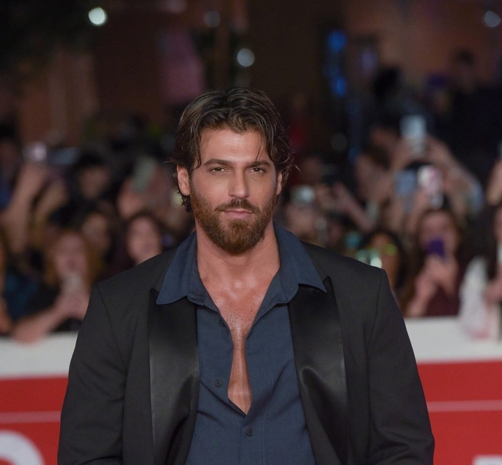 Can Yaman, actorul turc reținut pentru posesie de droguri la Istanbul Actorul turc Can Yaman, devenit celebru datorită rolurilor sale din telenovele precum „Daydreamer” și „Sandokan”, a fost reținut sâmbătă dimineață la Istanbul, alături de alte șase persoane, în urma unei razii efectuate de poliție