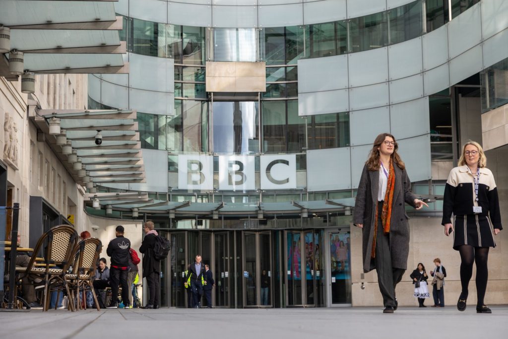 BBC plătește zeci de mii de dolari unei familii din Israel după un incident controversat BBC a ajuns la un acord financiar cu familia Horenstein, supraviețuitoare a atacului Hamas din 7 octombrie 2023, plătind aproximativ 37.700 de dolari după ce o echipă de filmare a intrat fără permisiune în locuința lor distrusă