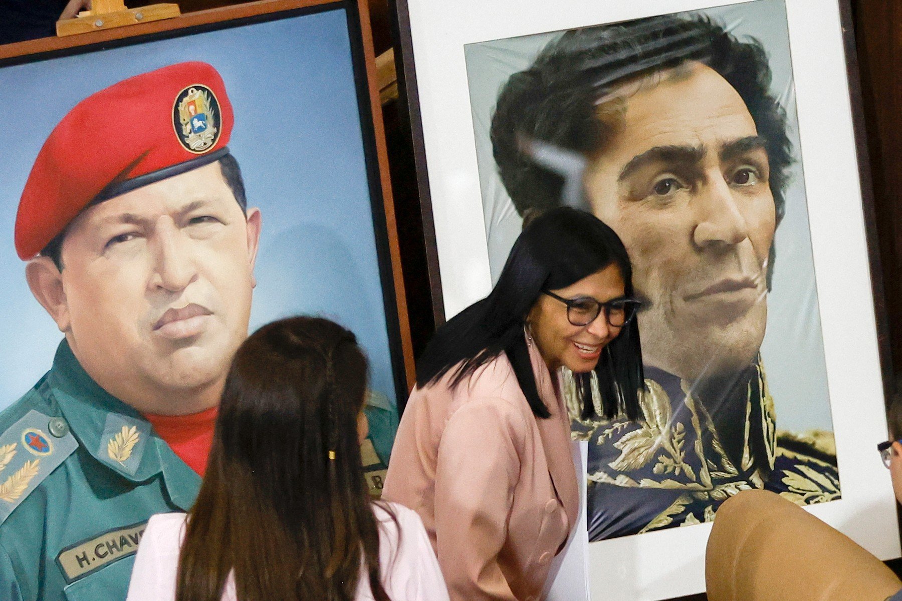 Venezuela rămâne în centrul unui conflict politic acut, după ce, în cursul zilei de sâmbătă, vicepreședinta deloc puțin controversată a țării, Delcy Rodriguez, a făcut anunțuri decisive care tensionează și mai mult scena internațională