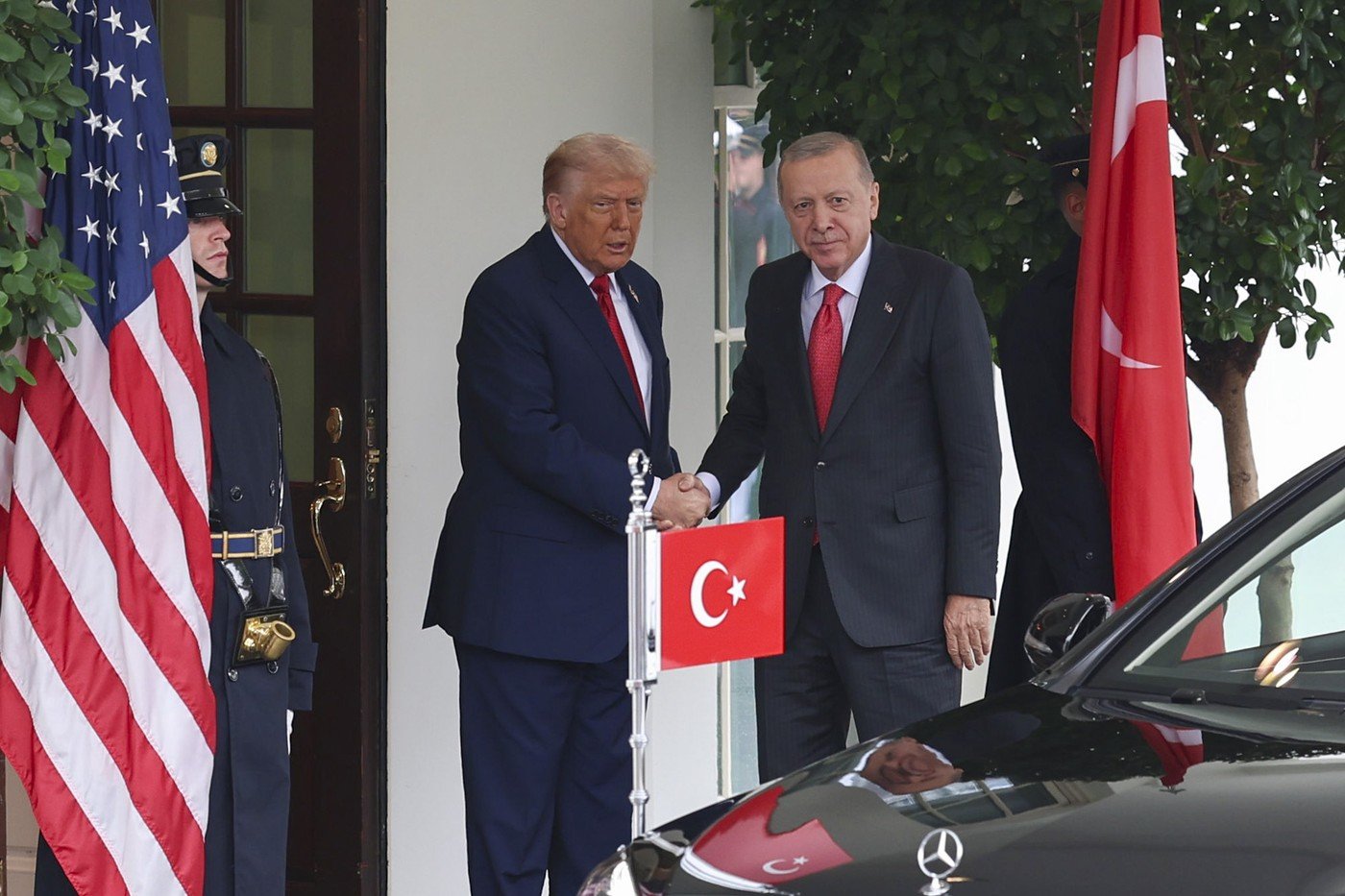 Președintele Turciei, Tayyip Erdogan, a avut marți o discuție telefonică cu președintele american, Donald Trump, în care au abordat evoluțiile recente din Siria și Gaza, două zone de maximă tensiune în ultima perioadă