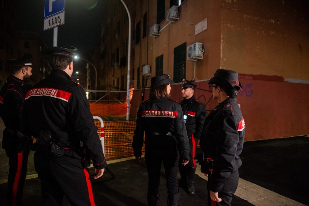 Doi indivizi arestați după un jaf armat la o benzinărie din apropiere de Pisa Doi tineri, unul român în vârstă de 32 de ani și un italian de 36 de ani, au fost capturați și arestați după o anchetă care a durat câteva luni, fiind acuzați de comiterea unui jaf armat la o stație de benzină din Massarosa, situată în apropiere de Pisa