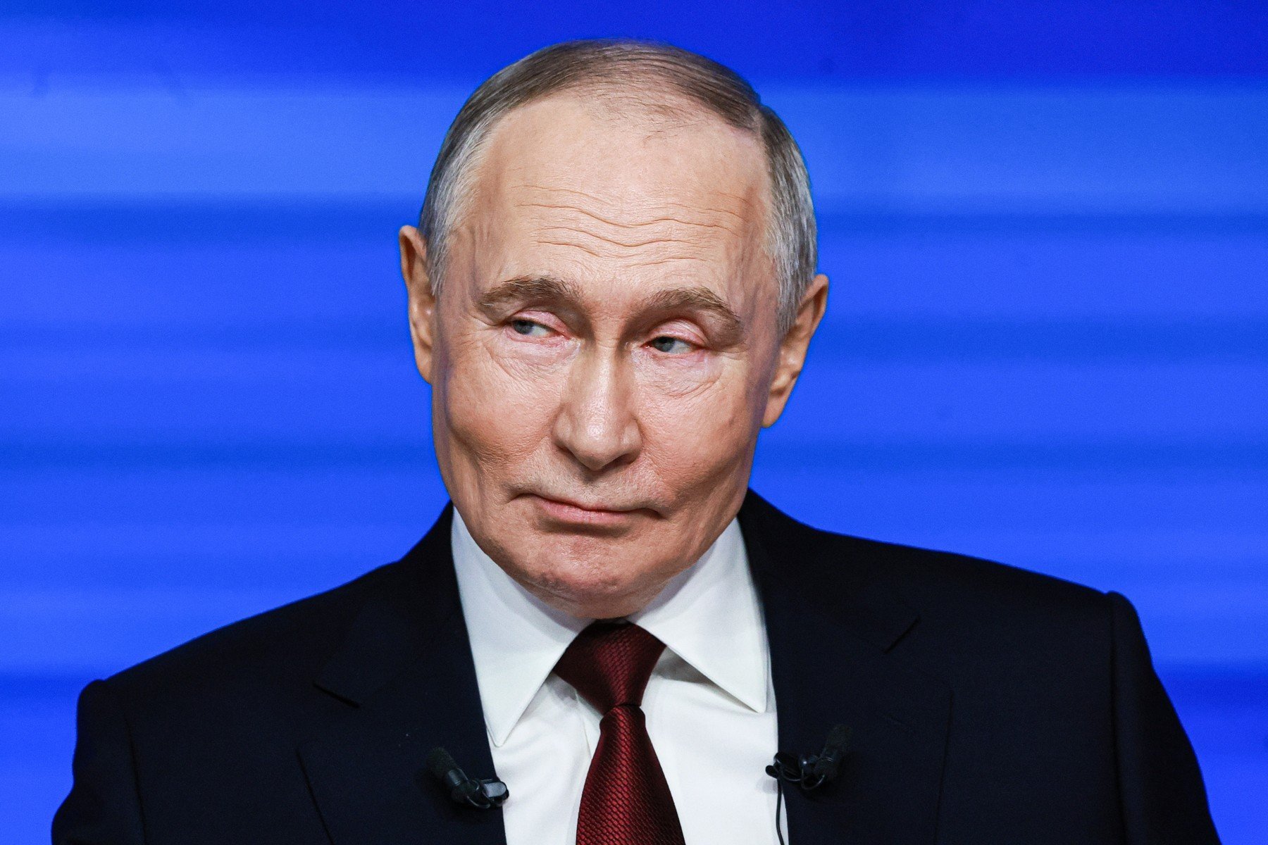 Vladimir Putin face apel pentru soluționarea conflictului din Ucraina și ridică problema unei noi arhitecturi de securitate globale Președintele Rusiei, Vladimir Putin, a lansat joi un mesaj clar și conciliant în prima sa declarație publică din acest an, solicitând o rezolvare negociată a conflictului armat din Ucraina și readucând în discuție necesitatea unor noi arhitecturi de securitate în lume, menite să protejeze interesele tuturor națiunilor
