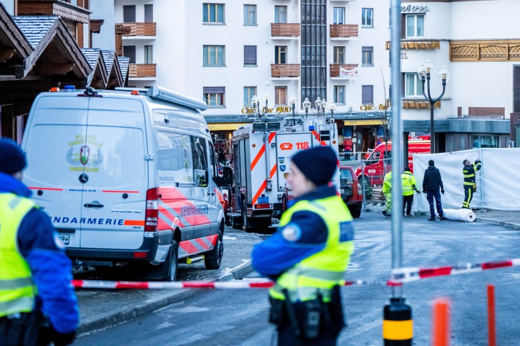 Teroarea de Revelion în Elveția: mărturiile a două tinere franceze din fața incendiului mortal de la Crans-Montana Noaptea de Revelion din 2026 a avut, pentru mulți turiști și localnici din stațiunea elvețiană Crans-Montana, un sfârșit neașteptat, marcând o tragedie sângeroasă care a zguduit întreaga comunitate