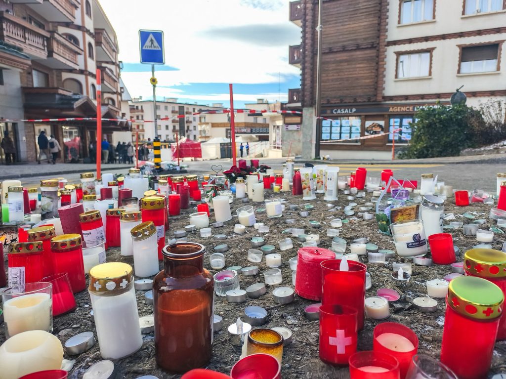 Elveția, în cartierul său montan Crans-Montana, traversează o perioadă de profundă suferință după tragedia de proporții care a zguduit țara în noaptea de Revelion
