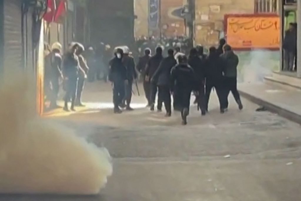 Noi images ale violenței și represiunii în Iran: proteste în Fardis și reacțiile internaționale Un videoclip tulburător, distribuit pe rețelele sociale, a șocat opiniile globale prin scenele dramatice în care mai mulți oameni sunt întinși nemișcați pe asfalt, după proteste masive în Iran