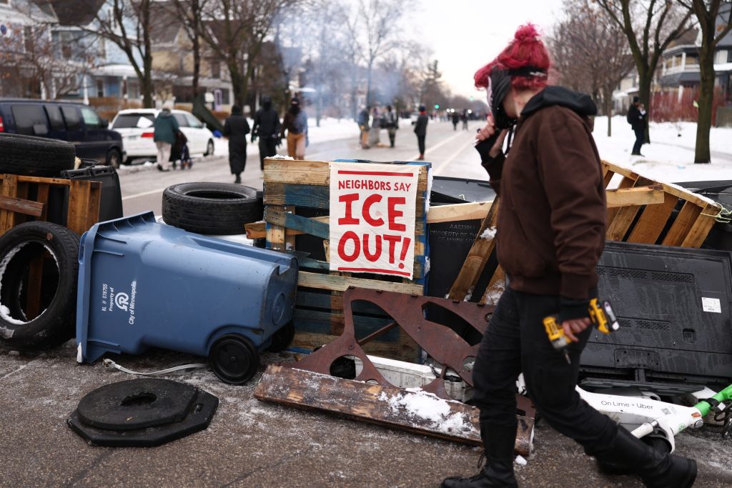 Arestări mascate în Minneapolis: comunități religioase protestează împotriva politicilor de deportare ale ICE Zece persoane, reprezentând diverse confesiuni religioase, au fost arestate vineri pe aeroportul din Minneapolis-St