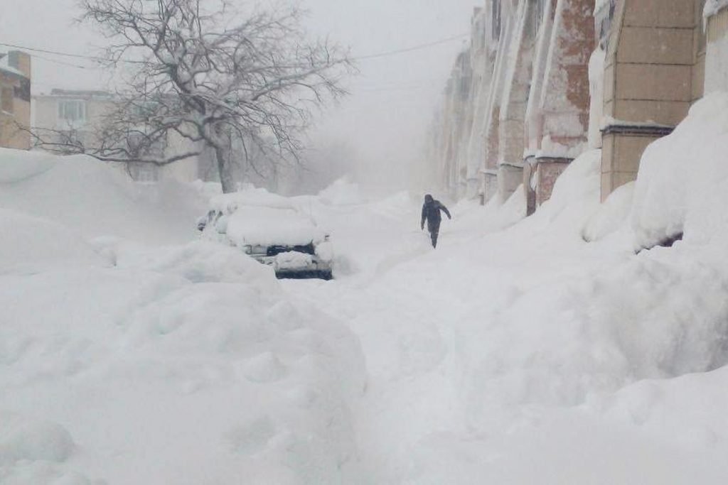 Un ciclon devastator îngroapă Kamceatka sub votcă de zăpadă Un ciclon puternic a adus ninsori record pe peninsula rusă Kamceatka, transformând aceasta într-un peisaj de vis, dar și de coșmar