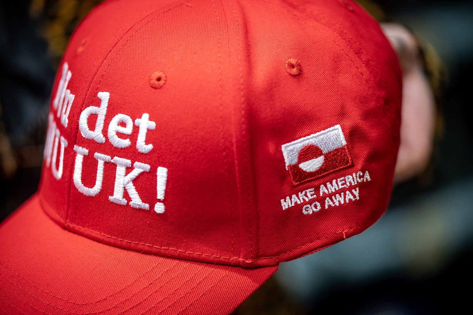 Un simbol surprinzător al rezistenței politice și al protestului din Groenlanda a capturat recent atenția pe scena online: șepci roșii inscripționate cu mesajul „Make America Go Away”