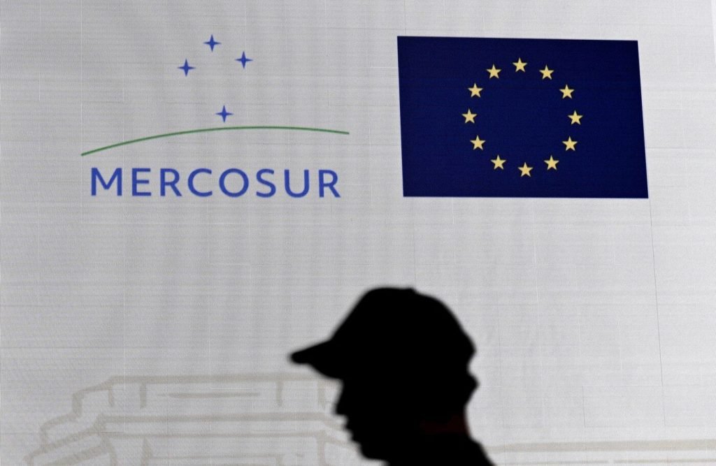 România susține cu fermitate acordul comercial UE-Mercosur, după luni de controverse și declarații tensionate în spațiul public După o perioadă agitată marcată de zeci de declarații contradictorii și reticențe exprimate din partea unor lideri politici, Ministerul Afacerilor Externe aduce clarificări importante privind poziția oficială a României privind acordul comercial dintre Uniunea Europeană și blocul Mercosur