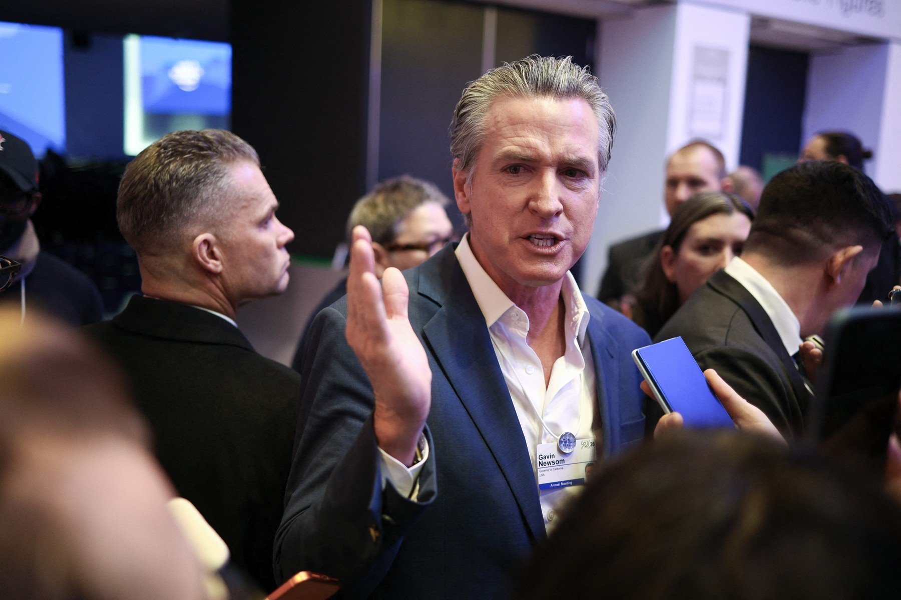 Guvernatorul democrat al Californiei, Gavin Newsom, a surprins recent scena politică internațională, critici vehement europenii pentru rolul lor aparent pasiv în ceea ce privește planurile controversate ale fostului președinte american Donald Trump
