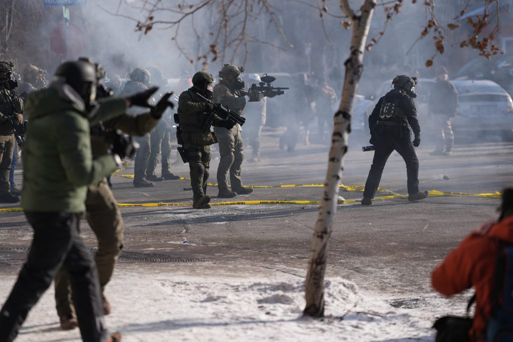 Administrația Trump trimite forțe speciale la Minneapolis după valul de violență și încercări de restabilire a ordinii Într-un efort aparent de a controla criza tot mai gravă care loveste orașul Minneapolis, președintele Donald Trump a decis să acorde o atenție deosebită situației, trimițând în teren o echipă specializată pentru a gestiona incidentul