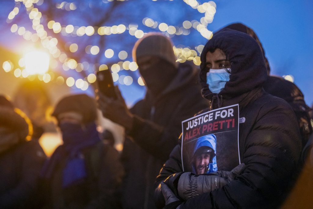 Tânăra tragedie din Alabama rezonează puternic în dezbaterile naționale privind poliția și responsabilitatea forțelor de ordine Un incident tragic din Alabama, care s-a soldat cu moartea tânărului afro-american Alex Pretti, a reaprins focarele tensiunilor deja existente între comunitate și forțele de ordine