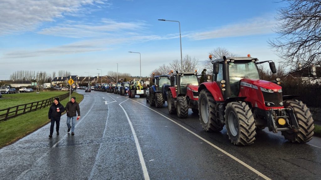 Agricultorii irlandezi protestează în centrul țării împotriva acordului comercial UE-Mercosur Sâmbătă, în centrul Irlandei, sute de agricultori s-au adunat în mod simbolic la Athlone pentru a-și exprima opoziția față de recentul acord de liber schimb încheiat între Uniunea Europeană și blocul comercial Mercosur
