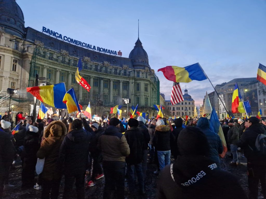 Sute de extremiști adunați în centrul Bucureștiului, într-un protest tumultuos împotriva Legii pentru combaterea antisemitismului și xenofobiei, cunoscută sub numele de „Legea Vexler”, au transformat Piața Universității într-o scenă de confruntare acută între voci radicale și autorități