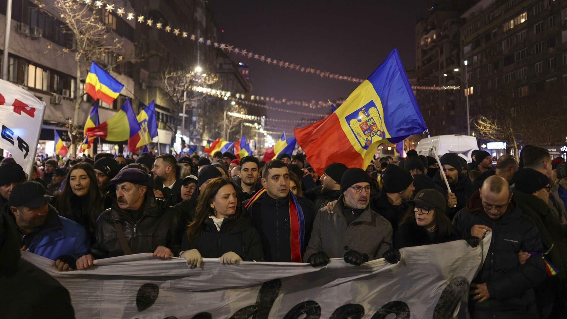 Jandarmii din Capitală au sancționat joi 8 participanți la protestul indirect avut în Piața Victoriei, în urma căruia au fost aplicate amenzi în valoare totală de 13.100 de lei și au fost întocmite două acte de sesizare penală