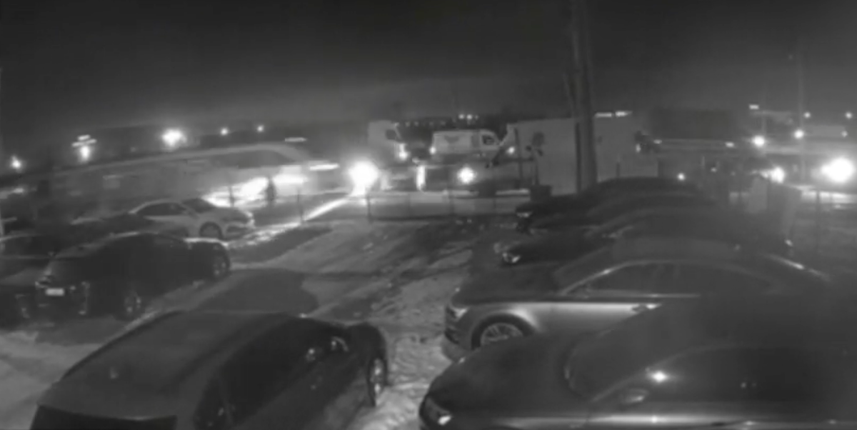 Mașină lovită de tren la Chiajna, s-a răsturnat pe calea ferată (video)