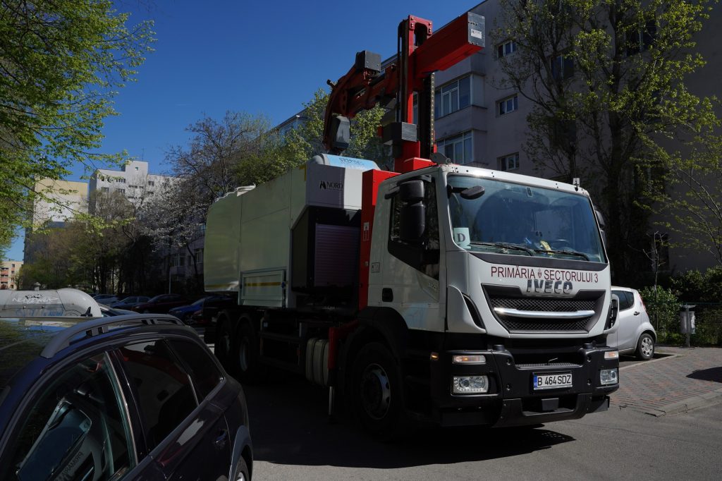 Sectorul 3 face pași importanți spre un mediu mai curat și o gestionare responsabilă a deșeurilor Primăria Sectorului 3 anunță lansarea unui program de distribuție de pubele pentru colectarea separată a deșeurilor, adresat atât asociațiilor de proprietari, cât și cetățenilor care doresc să-și eficientizeze modul de gestionare a deșeurilor în propria locuință