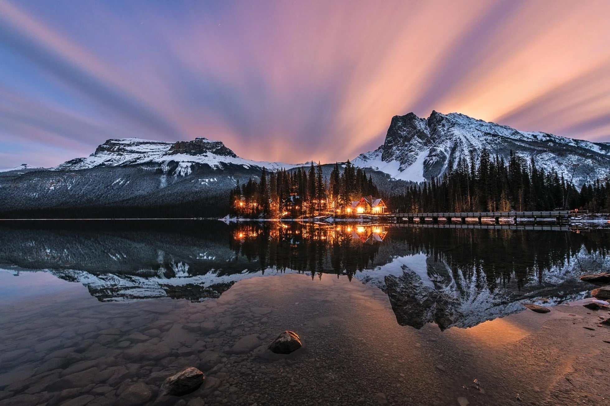 Reflexia luminii poate fi atât un aliat, cât și un dușman în spatele obiectivului
