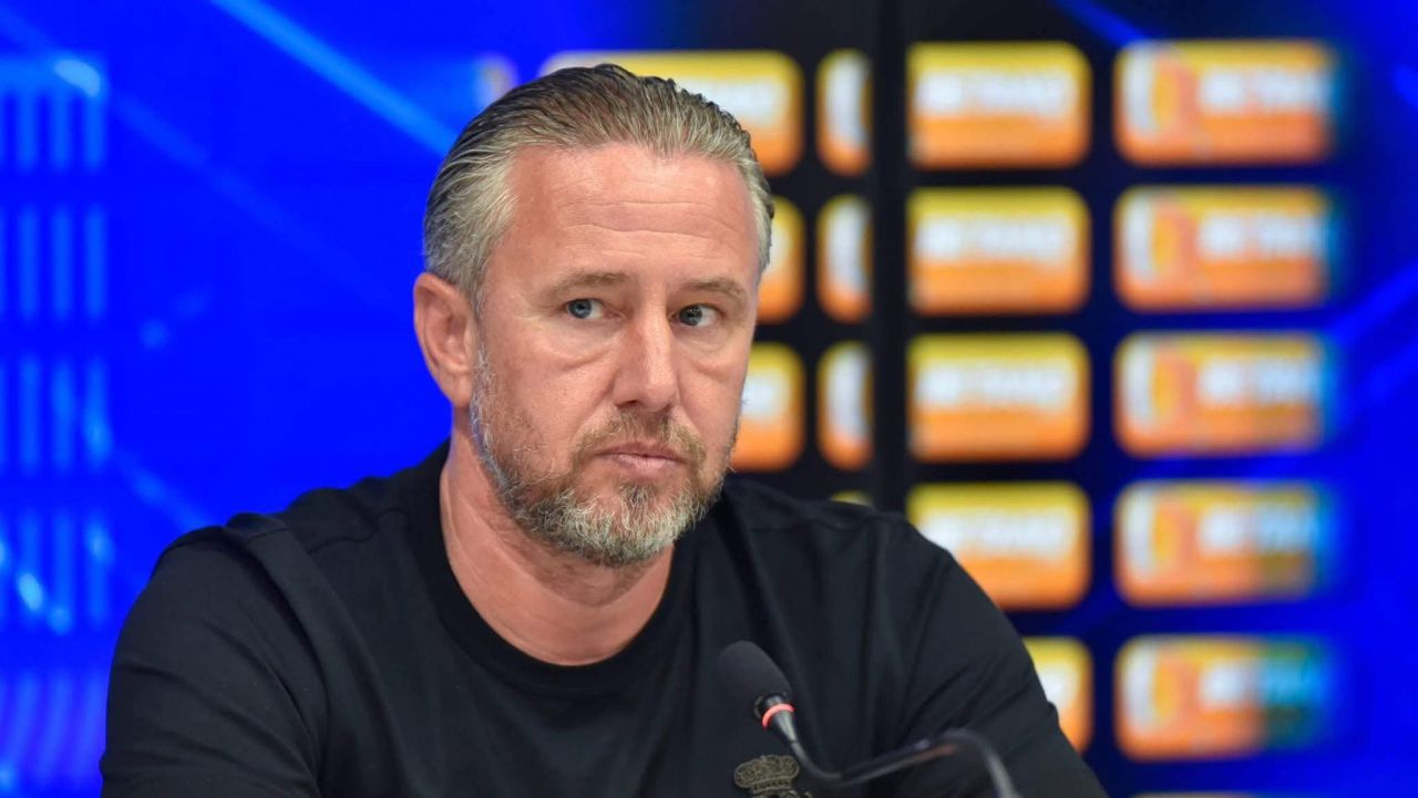 Obstacle birocratice pentru Reghecampf înaintea duelului cu Mamelodi Sundowns Antrenantul duel dintre echipa lui Reghecampf și Mamelodi Sundowns, programat să se desfășoare peste câteva zile, se confruntă cu o provocare neașteptată