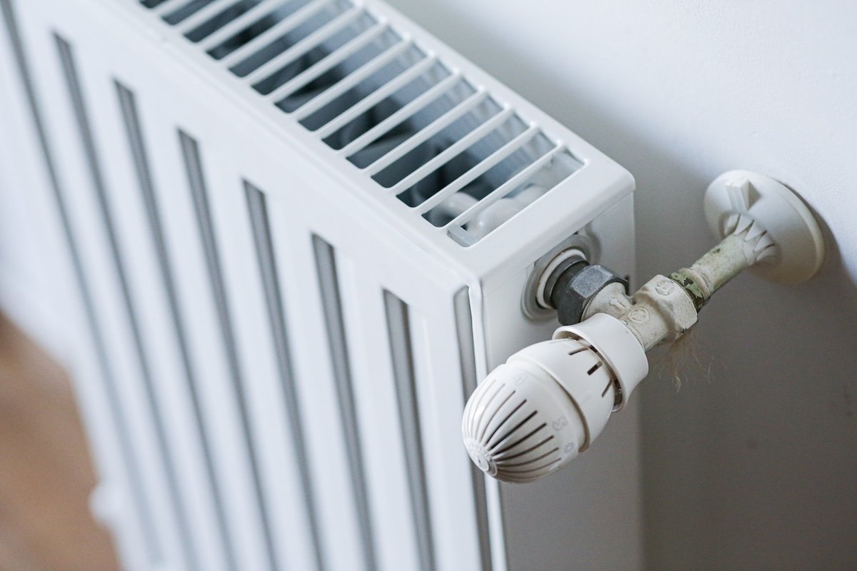 Guvernul României a decis, încă o dată, să amâne implementarea obligatorie a montării repartitoarelor de căldură, măsură promisă încă din 2016, dar mereu amânată din cauza dificultăților administrative și financiare