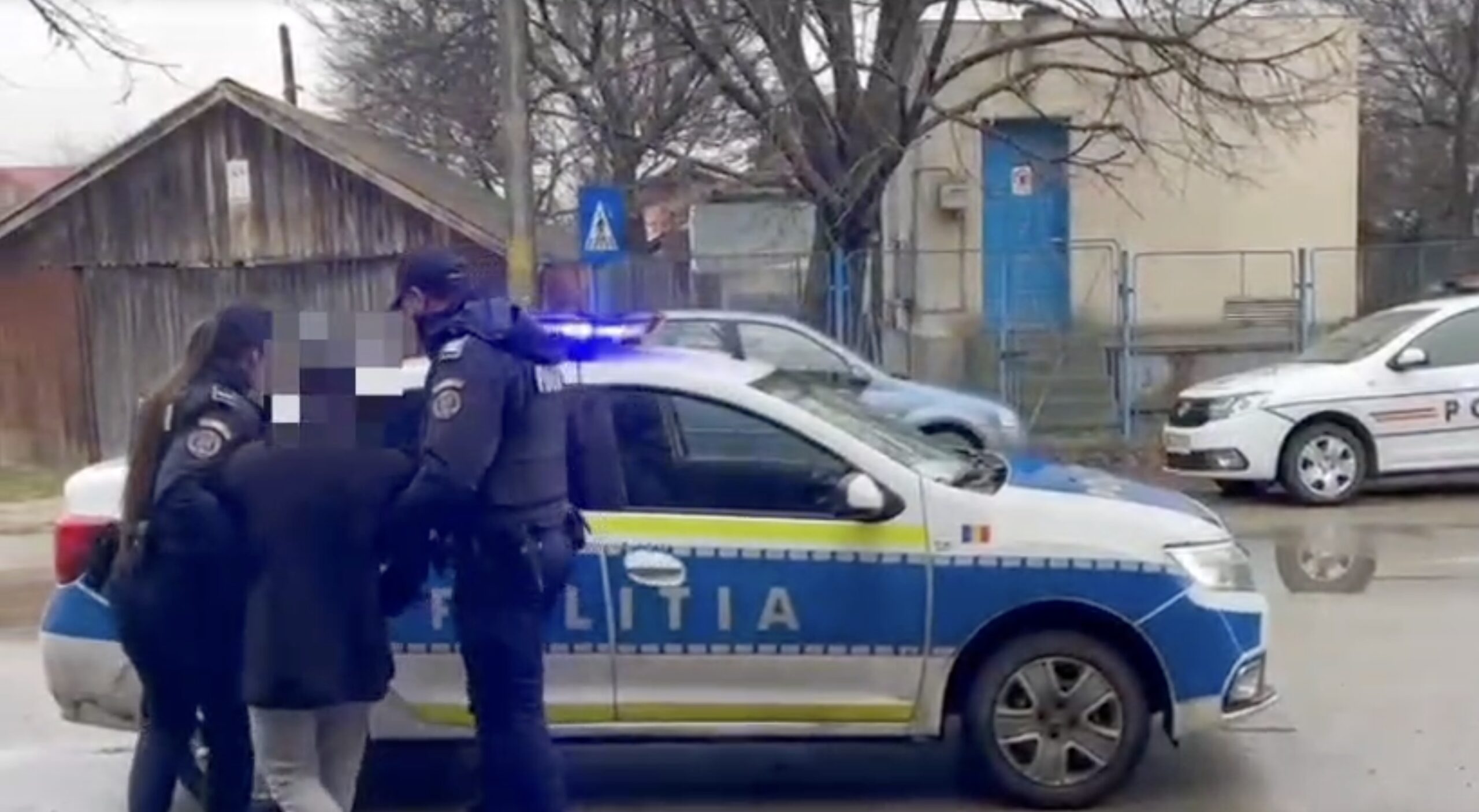 Târgu Secuiesc, scena unui incident violent: mama fost victimă a agresiunilor fizice Un caz alarmant de violență domestică a zguduit orașul Târgu Secuiesc, după ce poliția a intervenit în urma unui apel primit prin 112