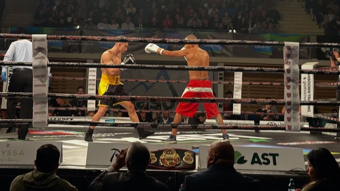 Robert Jitaru: De la Campion European la Box Profesional Robert Jitaru, un nume cunoscut în lumea boxului românesc, a ales să îmbrățișeze o nouă etapă a carierei sale, făcând tranziția de la boxul amator la cel profesionist