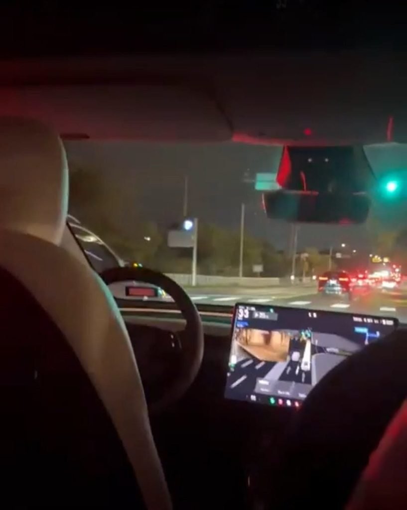 Tesla prevede că milioane de robo-taxi vor putea fi pe drumurile din întreaga lume până în 2026, în timp ce concurența din sector devine tot mai acerbă, în special în Regatul Unit, unde așteptările privind autonomia vehiculelor și noile legi de reglementare evoluează rapid