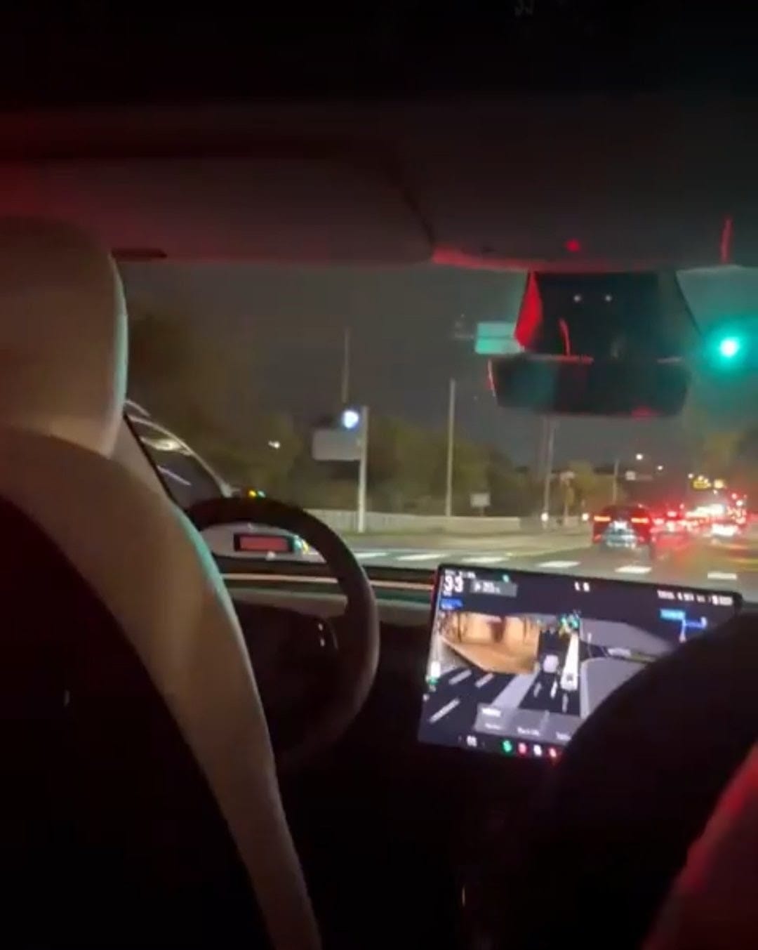 Tesla prevede că milioane de robo-taxi vor putea fi pe drumurile din întreaga lume până în 2026, în timp ce concurența din sector devine tot mai acerbă, în special în Regatul Unit, unde așteptările privind autonomia vehiculelor și noile legi de reglementare evoluează rapid