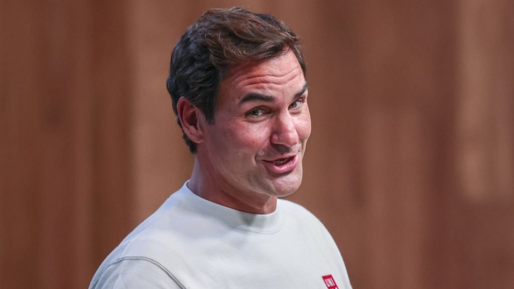 Roger Federer, o legendă pe terenul din Arena Rod Laver la 44 de ani Într-o atmosferă electrizantă, Roger Federer, unul dintre cei mai mari jucători de tenis din istorie, a făcut o apariție deosebită la 44 de ani, jucând pe terenul emblematic din Arena Rod Laver din Melbourne
