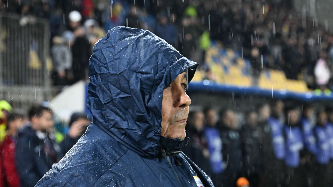 Mircea Lucescu, prezent pe teren înaintea meciului crucial al României România se pregătește pentru unul dintre cele mai importante meciuri ale anului, iar Mircea Lucescu a decis să fie prezent pe teren, subliniind astfel importanța acestei confruntări