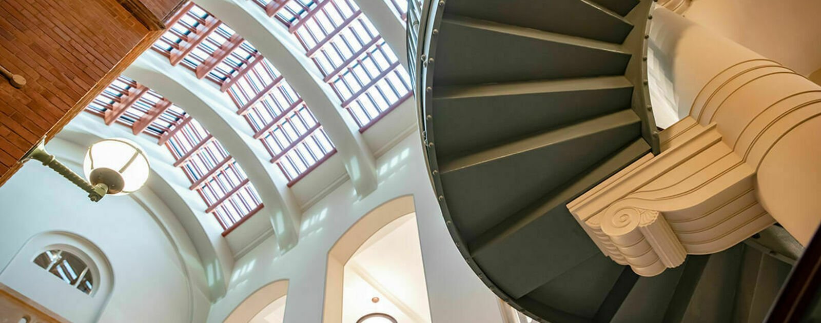 John Simpson, câștigătorul Premiului Richard H. Driehaus 2026, iar Philippe Villeneuve, distins cu Henry Hope Reed Award