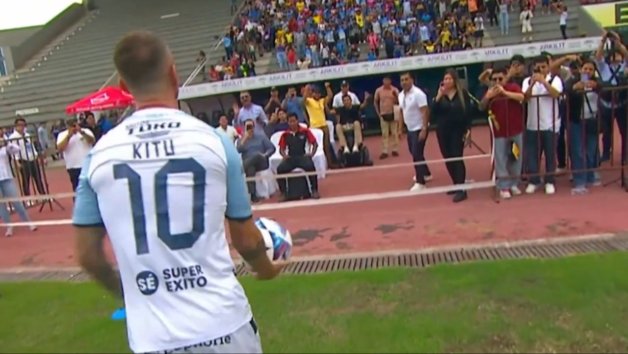 Damián Díaz: Moment Amuzant în Prezentarea Noului Mijlocaș Prezentarea lui Damián Díaz ca nou mijlocaș ofensiv al echipei a adus cu sine un moment amuzant ce a stârnit râsul atât al jucătorilor, cât și al celor prezenți