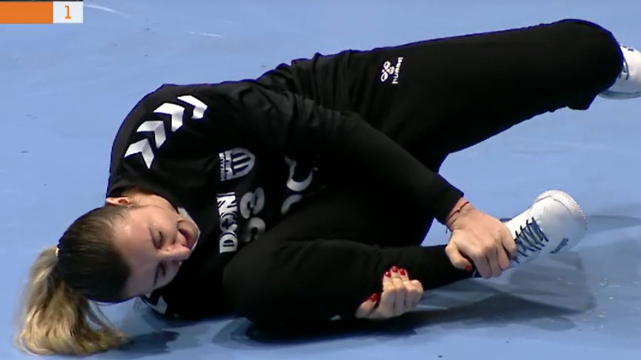 Iulia Dumanska, accidentare gravă la finalul primei reprize Într-un moment intens și plin de emoție, Iulia Dumanska, goalkeeper-ul echipei naționale de handbal a României, s-a accidentat serios în ultimele momente ale primei reprize a meciului crucial din cadrul competiției internaționale de handbal feminin