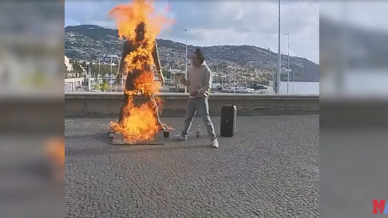 Un individ a ars statuia lui Cristiano Ronaldo, lăsând mesaje religioase.