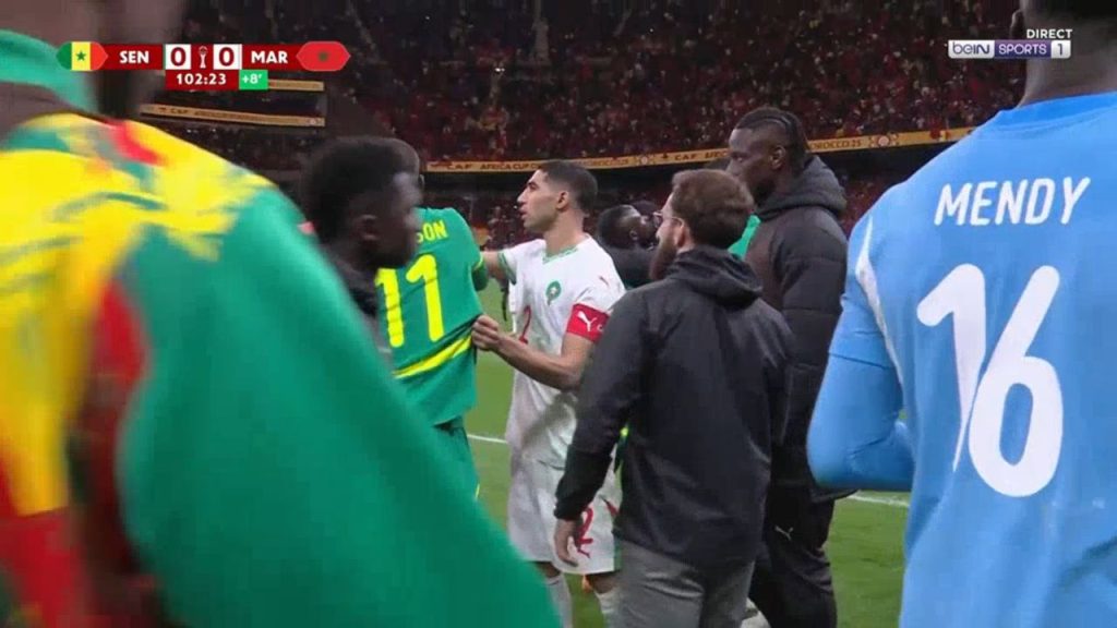 Senegal câștigă dramatic finala Cupei Africii, în mijlocul unei controverse majore Într-un final palpitant al Cupei Africii, Senegal a reușit să înfrunte Marocul, învingându-l cu 1-0 grație unui gol marcat de Pape Gueye în minutul 94