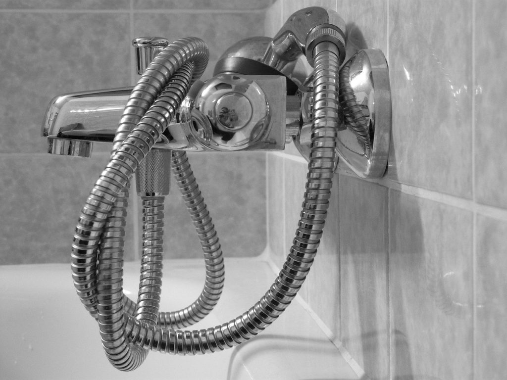 Bucureștean depune plângere penală împotriva Termoenergetica pentru fals și abuz în serviciu, acuzând livrare de apă rece în loc de caldă