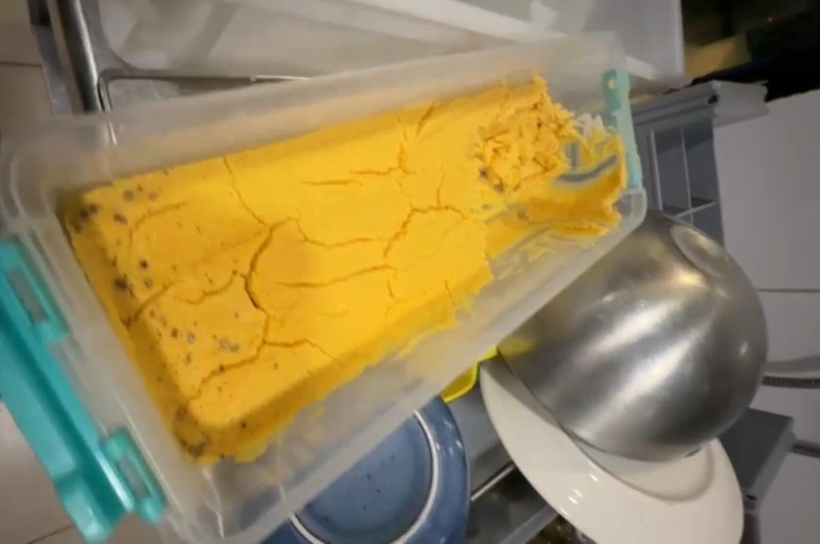 Un restaurant cu specific grecesc din centrul Constanței, cunoscut sub numele de Souvlaki Bar, a fost închis temporar de către Comisariatul pentru Protecția Consumatorilor, după o acțiune de control care a scos la lumină condiții insalubre și prezența gândacilor în spațiul de servire a mâncării