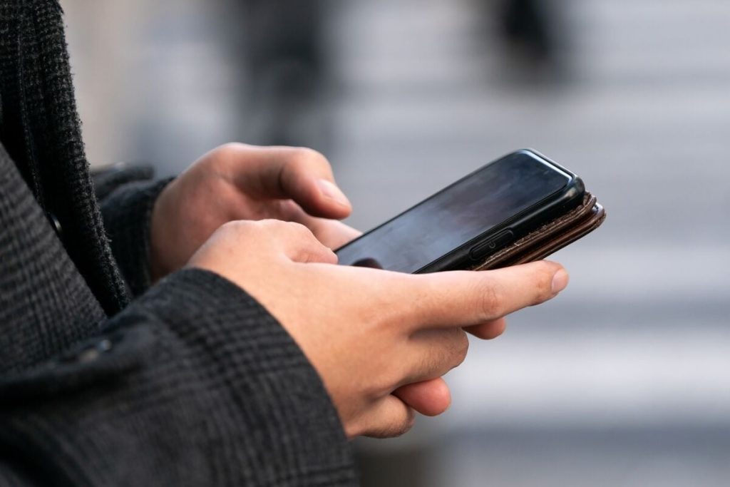 Unele dintre cele mai avansate forme de supraveghere digitală pot ajunge sub lampa vehiculului tău de pe telefon, chiar dacă nu deții o funcție publică sau nu ești o personalitate cunoscută