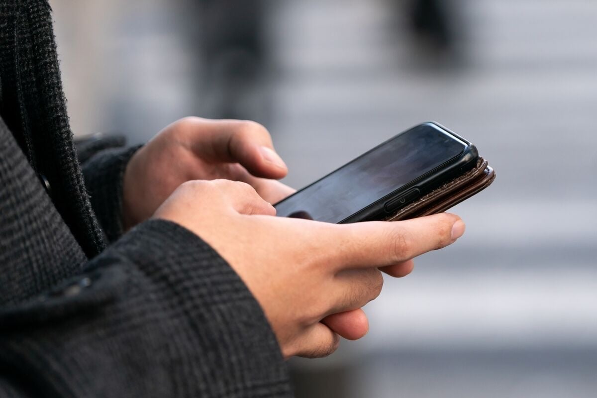 Unele dintre cele mai avansate forme de supraveghere digitală pot ajunge sub lampa vehiculului tău de pe telefon, chiar dacă nu deții o funcție publică sau nu ești o personalitate cunoscută