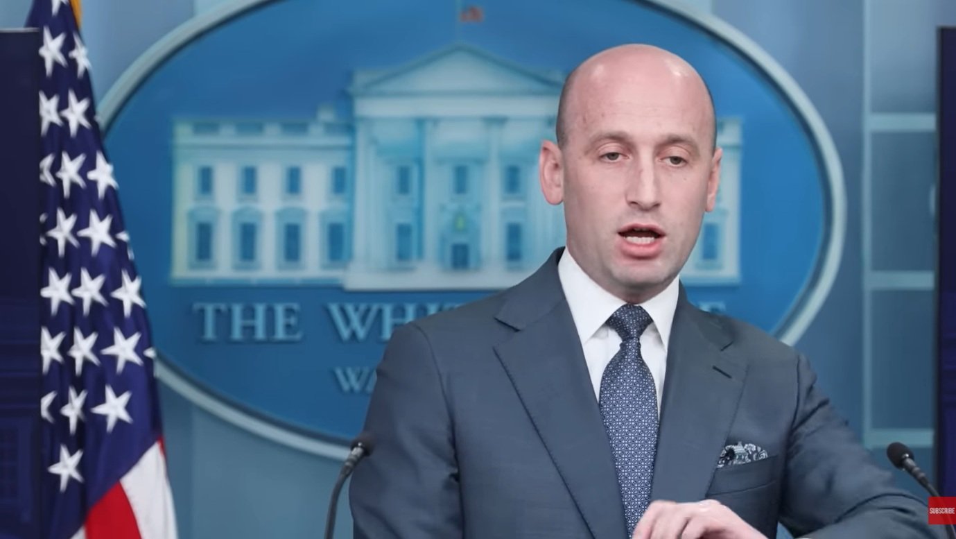 Stephen Miller, consilier cunoscut pentru retorica sa extremă și sprijinul inflexibil pentru politicile președintelui Donald Trump, a lansat vineri o declarație șocantă legată de incidentul nefericit de la Minneapolis, unde un manifestant a fost împușcat mortal sâmbătă