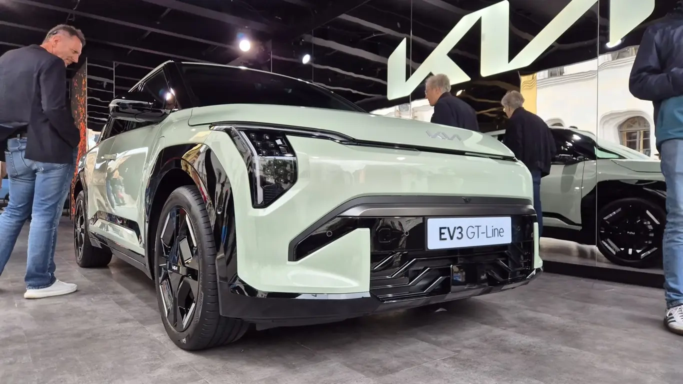 KIA EV3 GT: Crossoverul electric care redefinește sportivitatea urbană La Salonul Auto de la Bruxelles 2026, KIA a lansat cu mare fast varianta GT a crossoverului său electric, EV3, o mașină ce promite performanțe remarcabile și un design atrăgător
