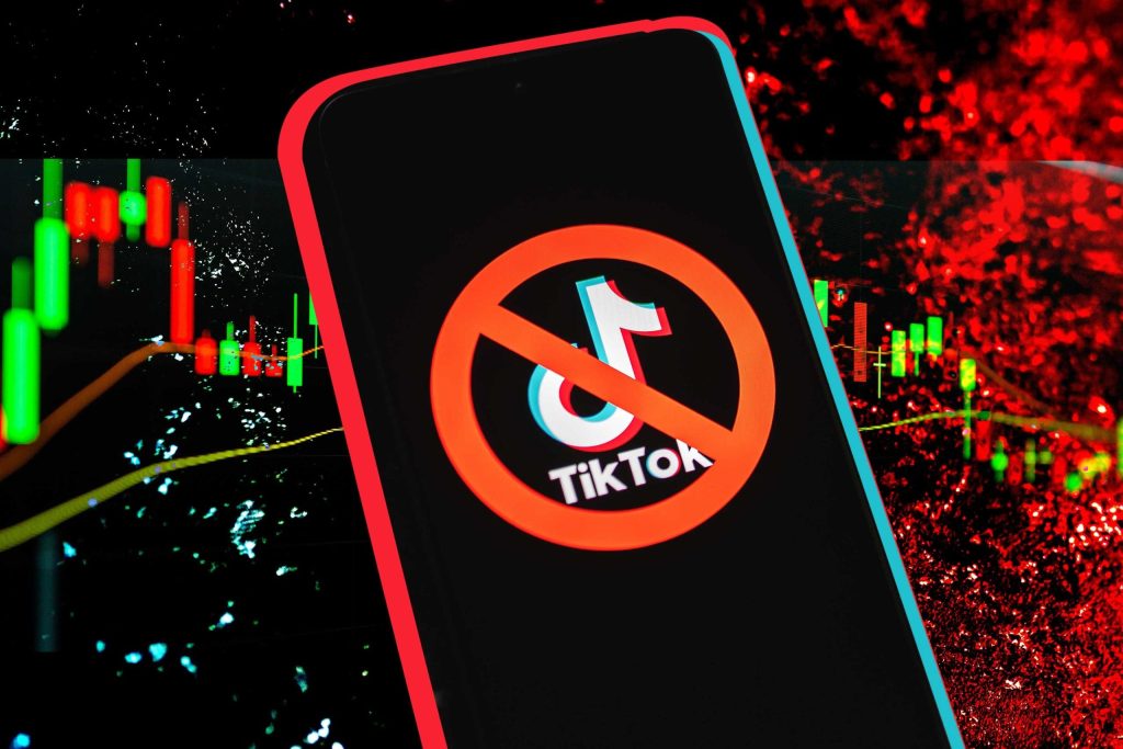 TikTok se confruntă, pentru prima dată în ultimele luni, cu o criză de încredere semnificativă în piața americană, iar rezultatele se traduc printr-un val alarmant de dezinstalări