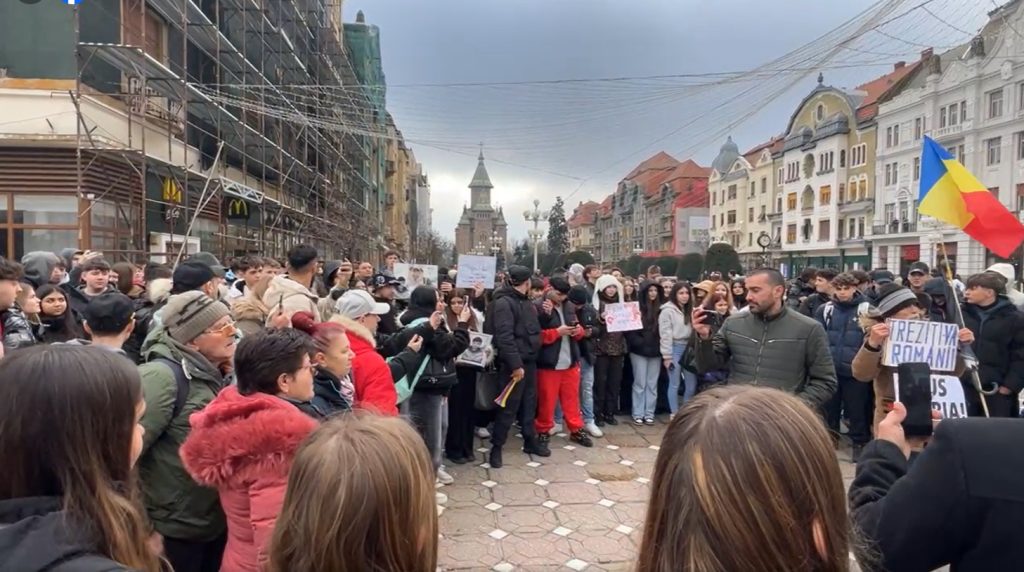 Timișoara a fost scena, marți după-amiază, a unui protest spontan ce a mobilizat zeci de oameni nemulțumiți de situația actuală a sistemului judiciar și de implicarea minorilor în acte violente
