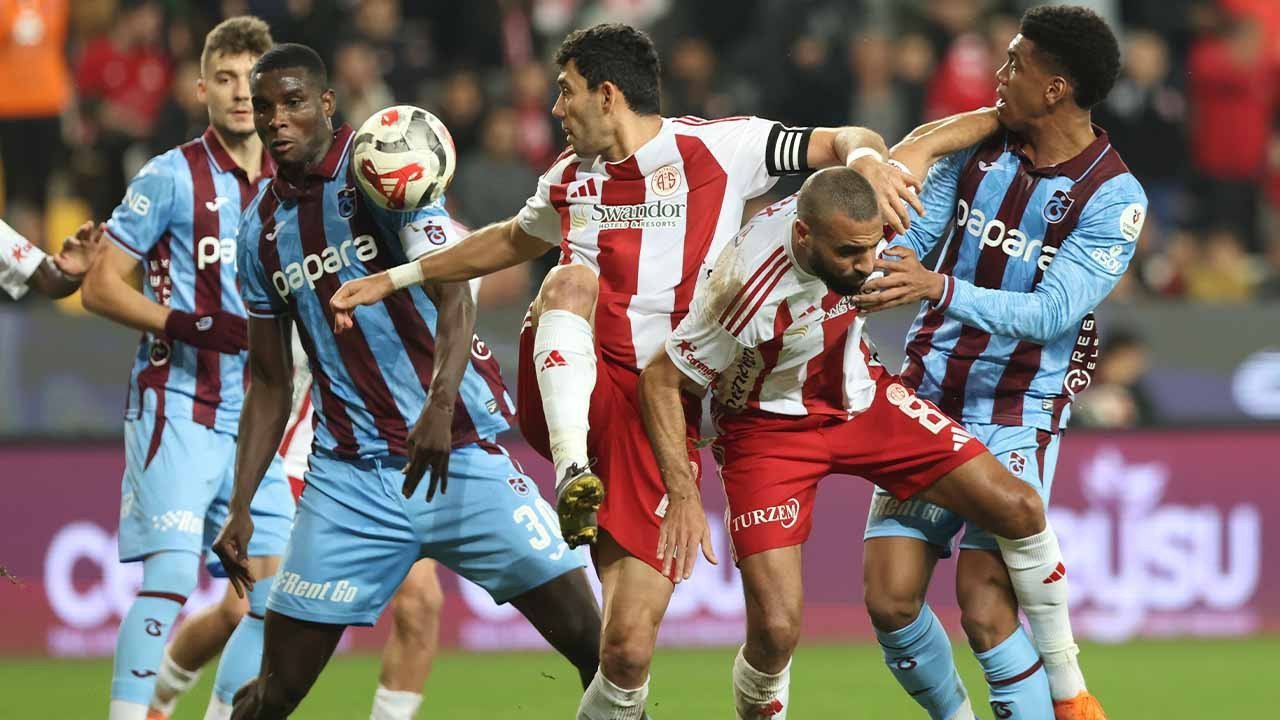 Antalyaspor și Trabzonspor, remiză cu multe întorsături de situație Antalyaspor și Trabzonspor au încheiat partida din cadrul etapei a 20-a din Süper Lig cu un rezultat de 1-1, într-un meci marcat de erori și momente tensionate
