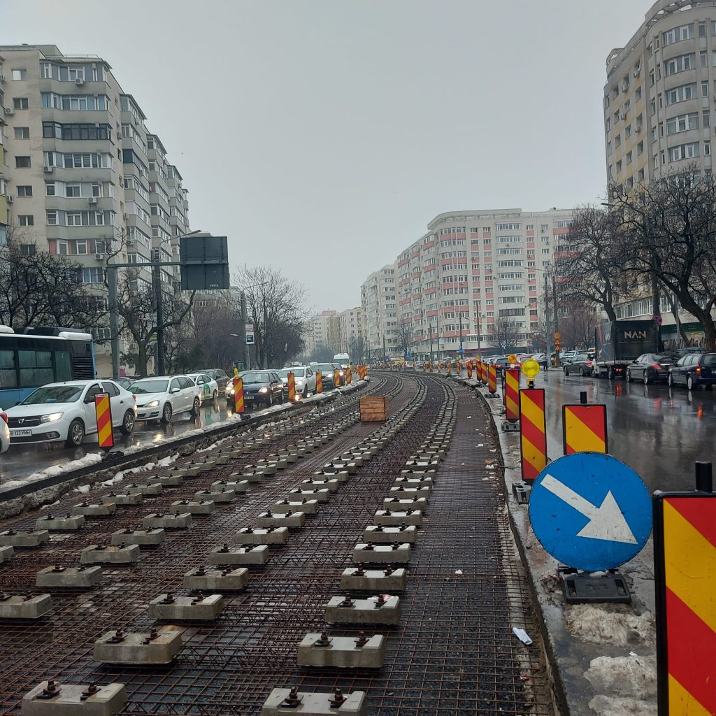 Lucrări de sezon pe bulevardul Chișinău: muncitori români montează traverse de beton în condiții de ger Deși temperaturile au coborât până la -10 grade Celsius, muncitorii angajați în proiectul de modernizare a liniei de tramvai de pe bulevardul Chișinău continuă cu spor activitatea, montând traverse de beton pentru reabilitarea infrastructurii, în ciuda vremii aspre