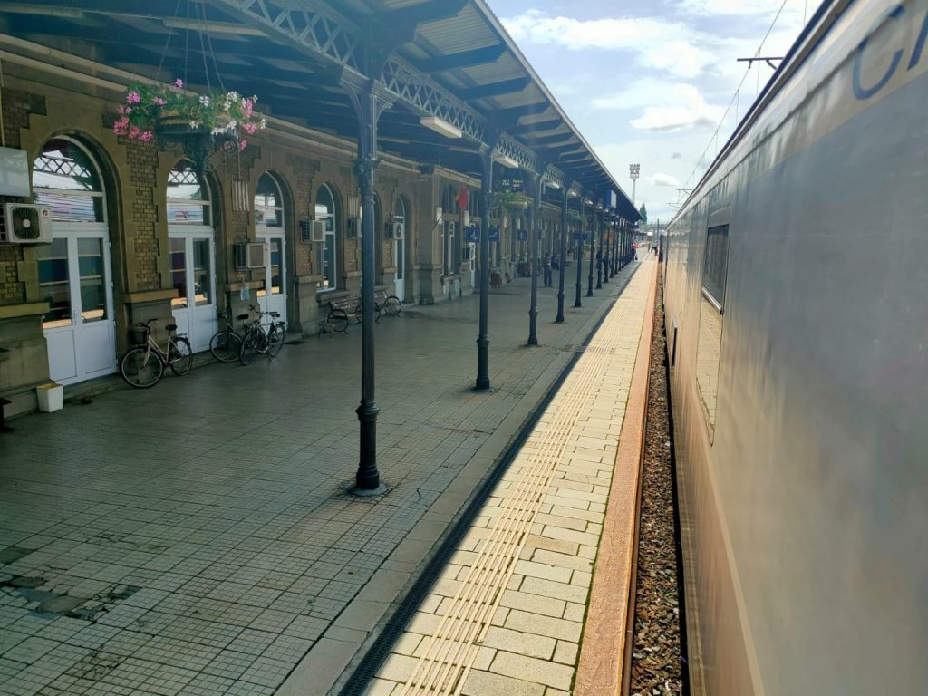 Întârzieri constante pentru trenul internațional Muntenia între Budapesta și București Trenul internațional Muntenia, care leagă zilnic capitalele Ungariei și României, a devenit un exemplu de persistente întârzieri în trafic, afectând atât planurile pasagerilor, cât și reputația serviciului feroviar între cele două țări